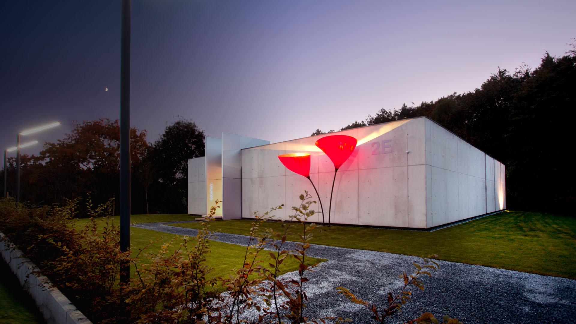 futuristisches unternehmensgebäude mit roten skulpturen bei nacht 2